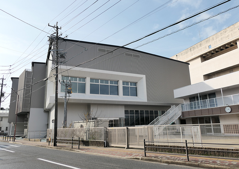 博物館の東側に立つ3階建ての建物