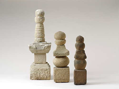 3種の形の異なる石塔