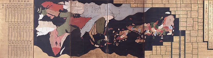 左側にユーラシア大陸とアフリカ大陸、右側に日本列島を描いた一隻の屏風の写真