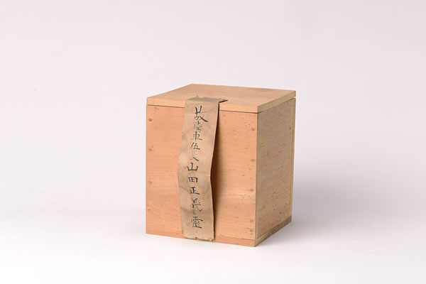 白木でできた立方体の木箱の写真