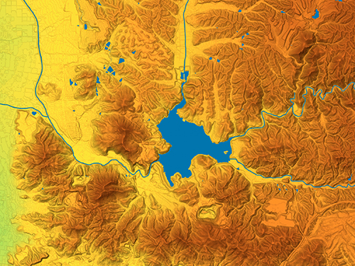 中央に大きな池、周囲に山々が広がっている地形図