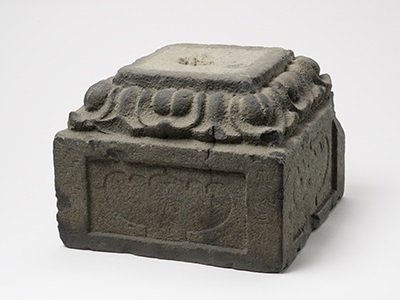 宝篋印塔のうち正面に応安3年(1370)銘を刻む基礎部の写真