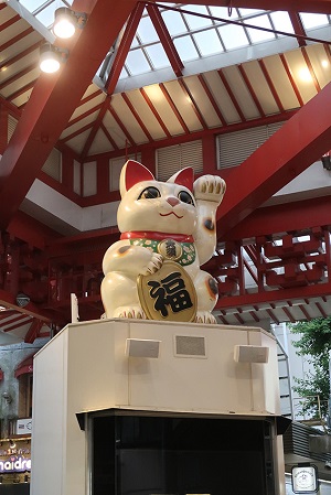 名古屋市中区の大須ふれあい広場に設置された招き猫のモニュメント。
