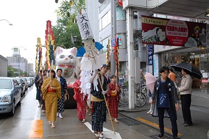 博物館のお鍬祭りイベントに登場した招き猫の造り物と大須大道町人祭のスタッフ