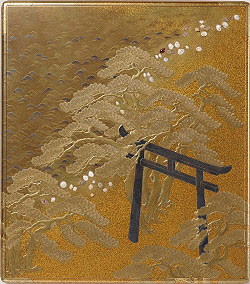 硯箱の蓋表には松に鳥居、蓋裏には松に太鼓橋が蒔絵で描かれている。