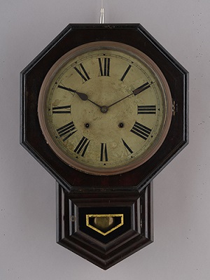 八角形の木枠の下にホームベース型の振り子室が付いた黒いボンボン時計