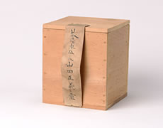 白木でできた立方体の木箱の写真 