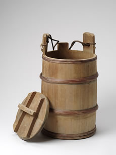 木製の蓋付桶の写真 