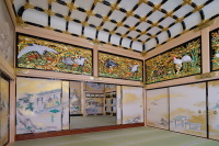 金色や白色に彩られた襖や欄間に囲まれる畳敷きの部屋