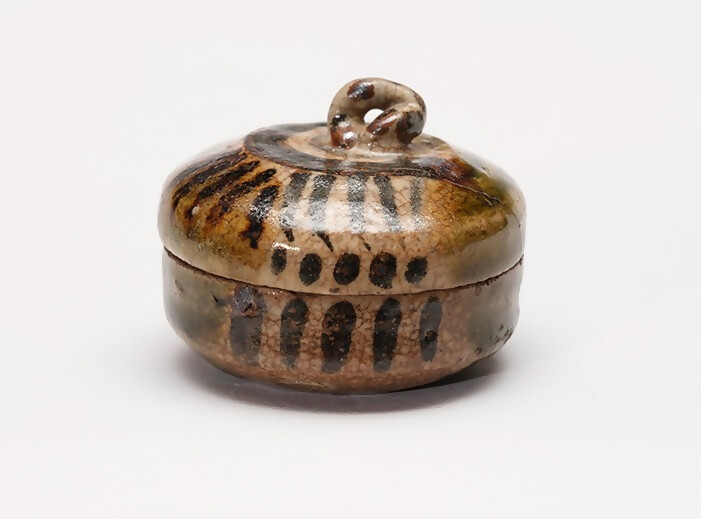 ふたの付いた容器の写真