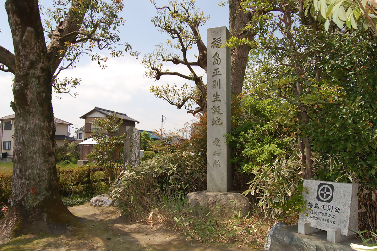 灰色の石碑の写真