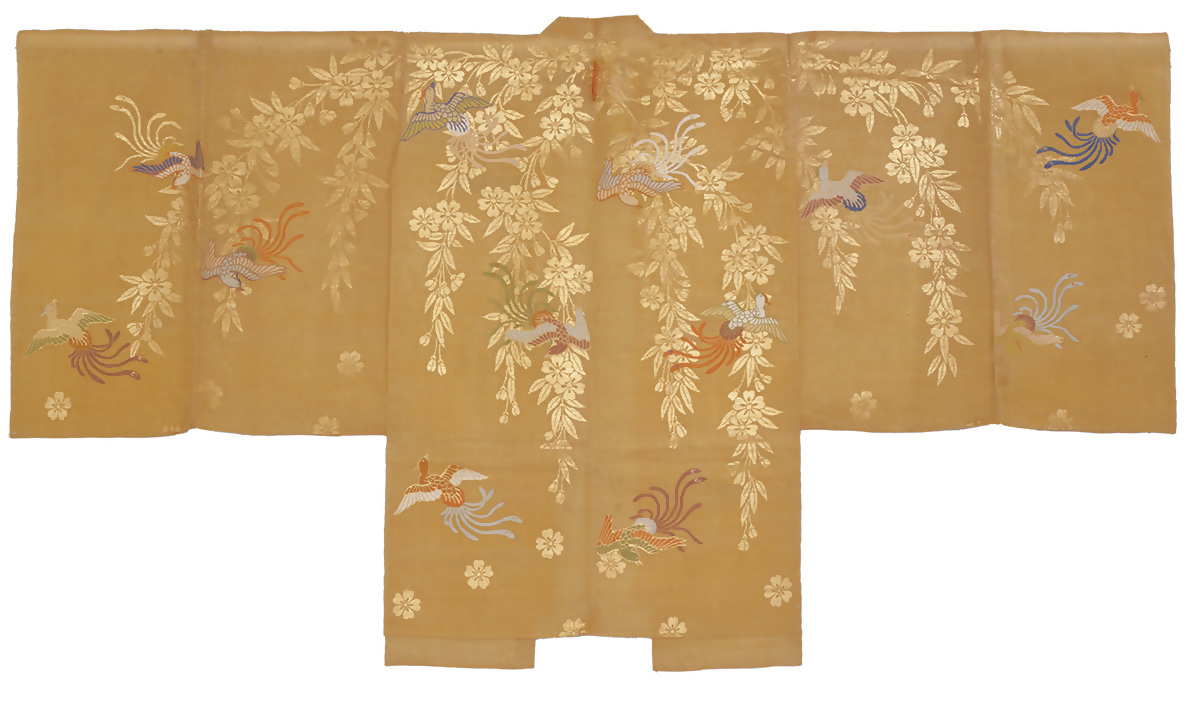 シダレザクラの周りをオナガドリたちが飛び交う模様の衣装の画像