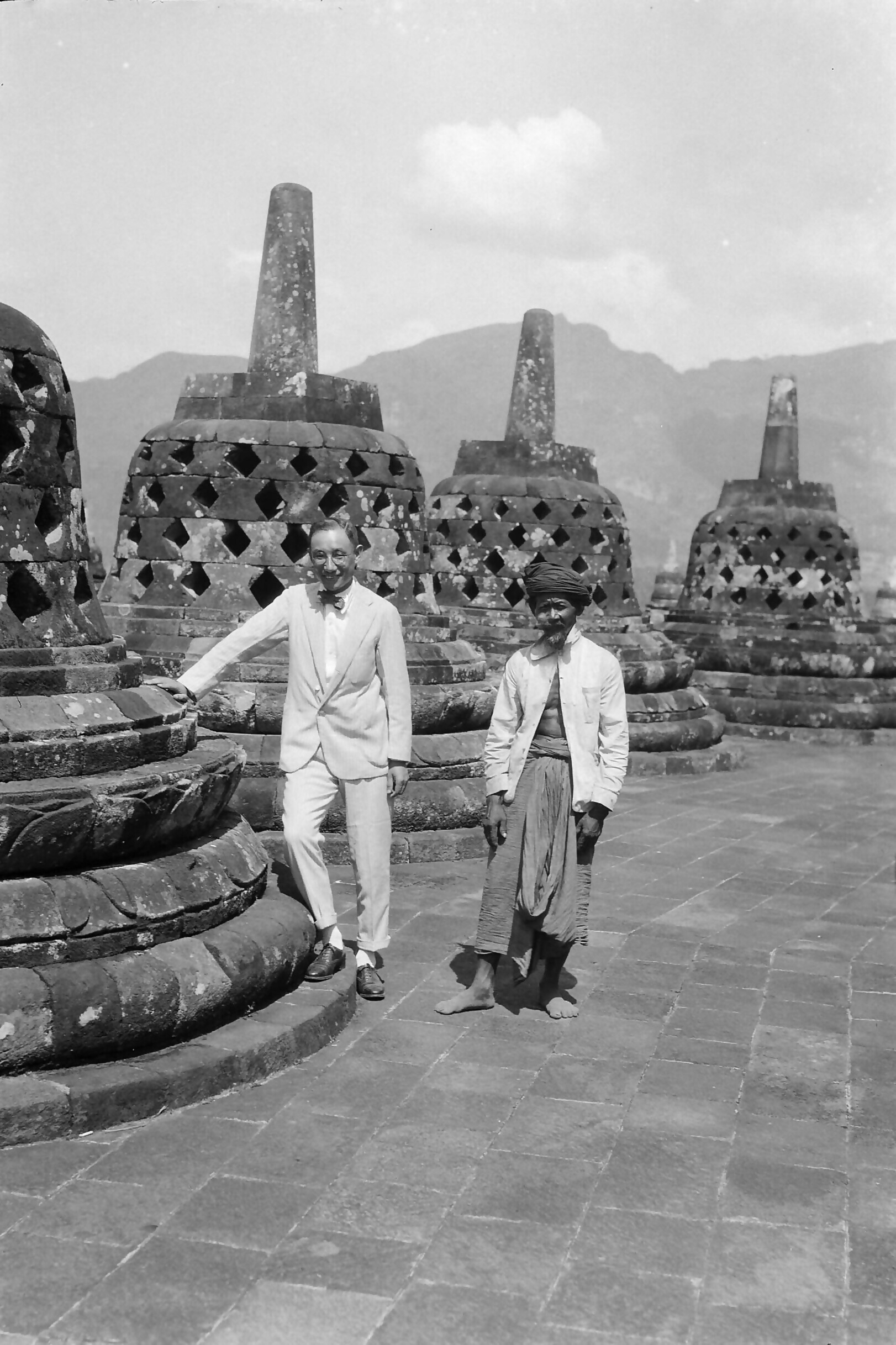 石塔に手をつく徳川義親と現地人男性の画像