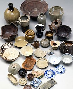 城下町の遺跡から出土した陶磁器（じょうかまちのいせきからしゅつどしたとうじき）