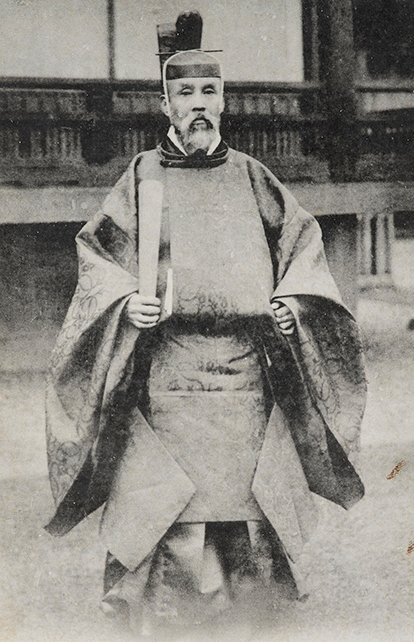 神官装束を身に着けた正臣の写真