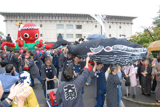 前のクジラの造り物は江戸時代の資料をもとに作られた。後ろの巨大なタコは張りぼてで作られている。