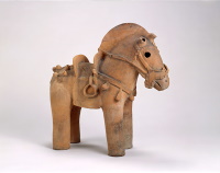 .鞍や鐙などをつけた土製の馬の人形