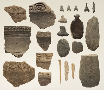 縄文土器の破片と石器、骨角器