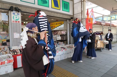 店先で舞を披露する獅子舞