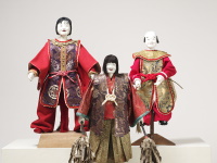 中国の着物を着た人形２体と日本の着物を着て幣を手に持った人形１体