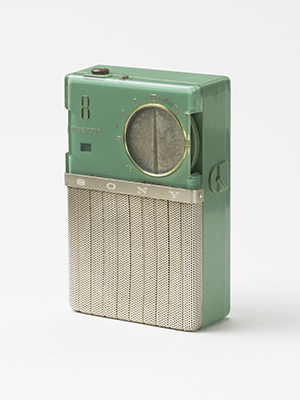 緑色で四角い小型ラジオの写真