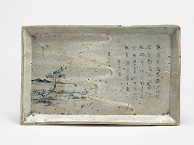 白い長方形の平皿に山水画と漢文の賛が染め付けされている