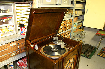 レコード再生試験中の電蓄
