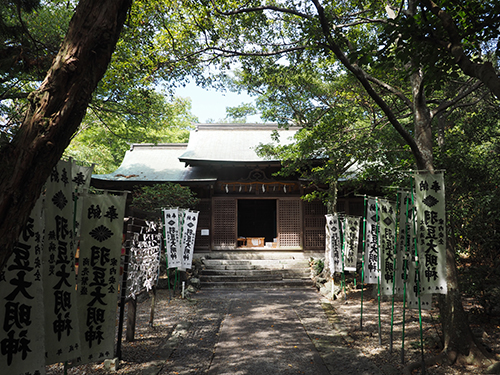 森の奥に神社が見える写真