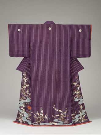 裾に模様が描かれた紫色の着物