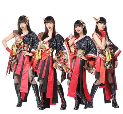 和柄の舞台衣装を着た４人の女性アイドル