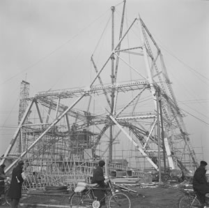 建設途中のテレビ塔の写真
