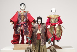 中国の着物を着た人形２体と日本の着物を着て幣を手に持った人形１体
