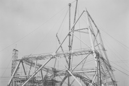 鉄骨が組み立てられている様子を写した白黒写真