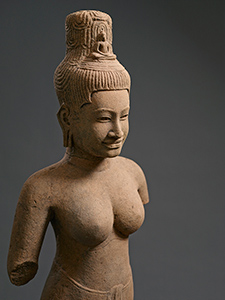 バンテアイ・スレイ様式の神像（プラジュナーパーラミター・10世紀後半）