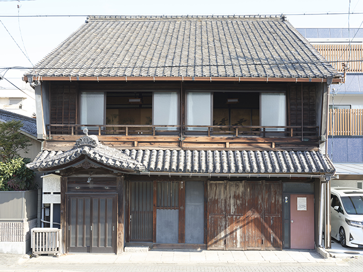 瓦葺きで二階建ての日本家屋