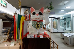 常設展に展示されている巨大な張り子の招き猫の造り物。