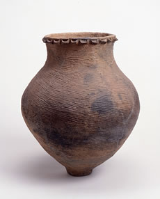 壷型の茶色い土器の写真