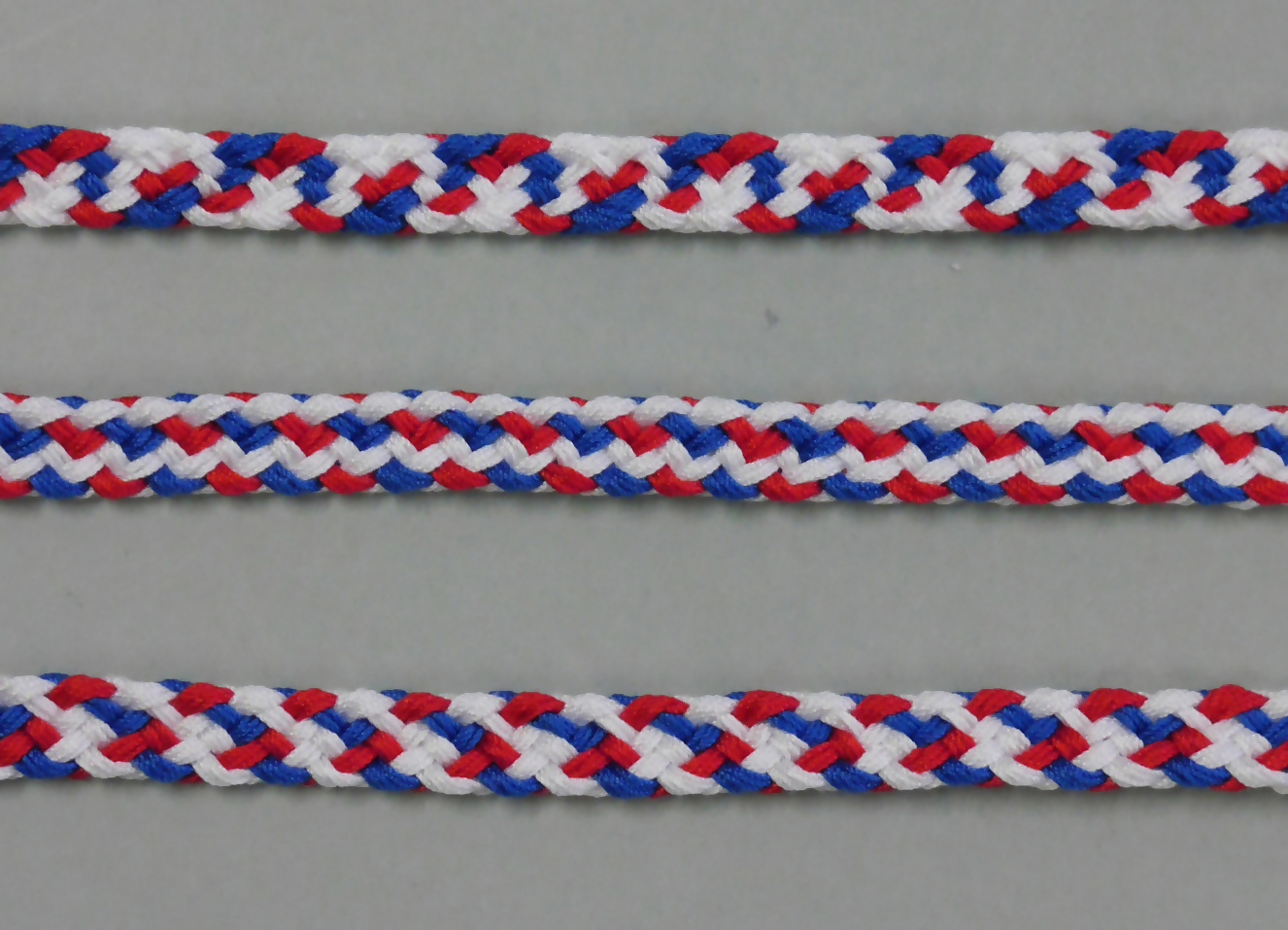 それぞれ文様のちがう3本の平組紐