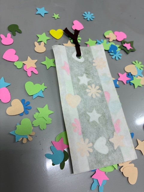 和紙の中に色とりどりの模様が入ったしおり