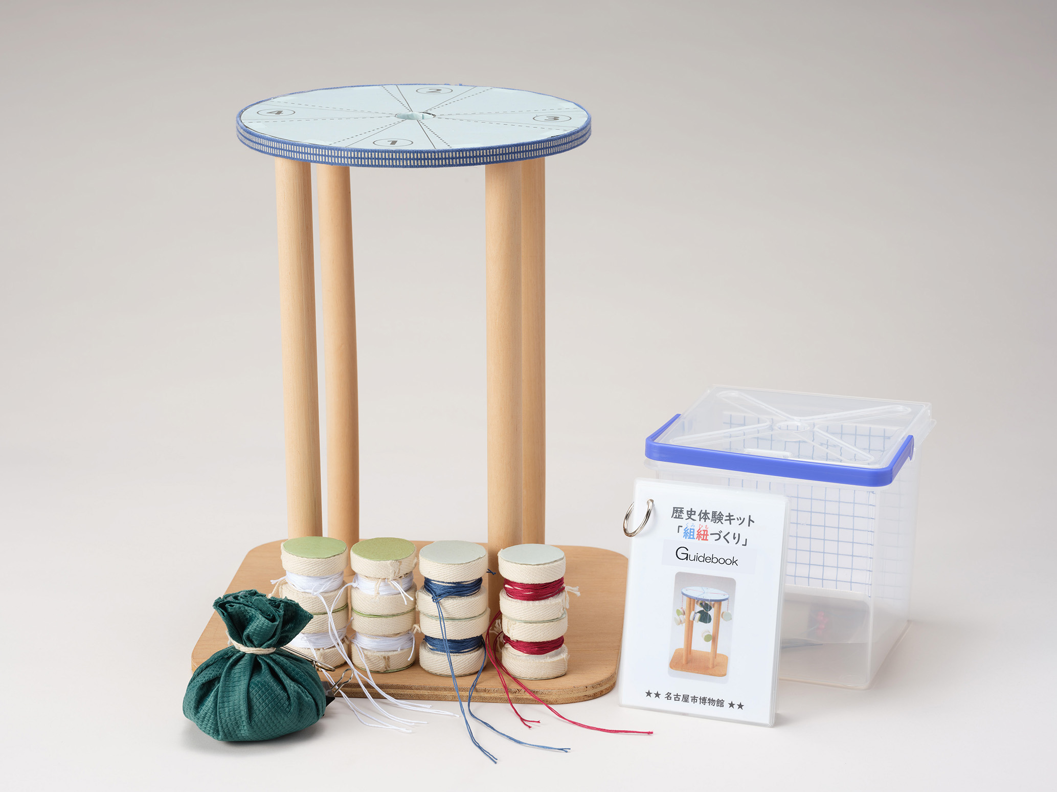 木製の台とプラスチックの箱