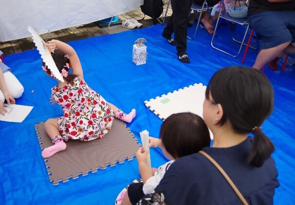 的に向かって扇を投げる参加者