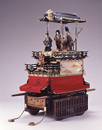 人形を３体乗せた屋根付きの山車の模型