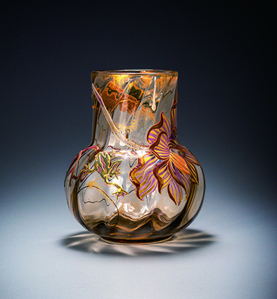 蛙と蓮の紋様がついたガラス花瓶の写真。