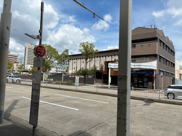 道路を渡った東側に博物館の建物がある写真