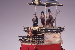 人形を３体乗せた屋根付きの山車の模型